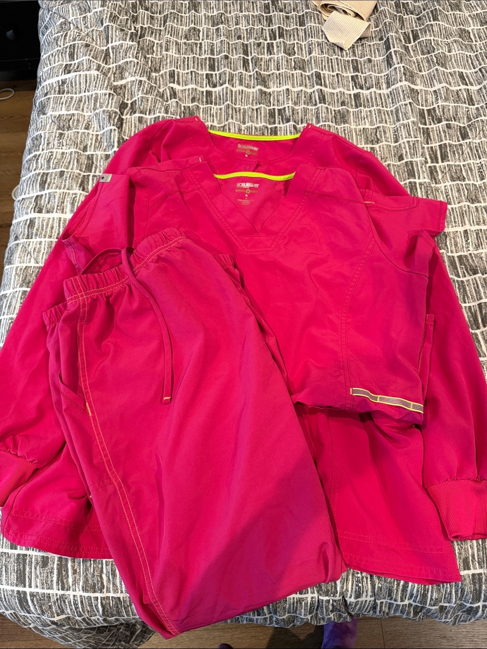 Scrubstar Women's Bright Fuchsia Scrub Top & Pants
